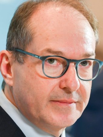 Dobrindt: Bitte Unterstützung von Asylsuchenden